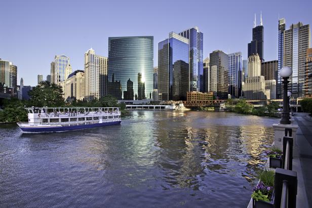 Eine Bootsfahrt auf dem Fluss mit Blick auf die Skyline von Chicago.