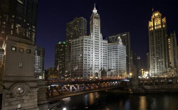 Nachts beleuchtete Gebäude und eine Brücke in Chicago.