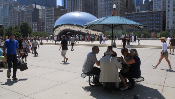 Besucher versammeln sich am Cloud Gate im Millennium Park in Chicago.