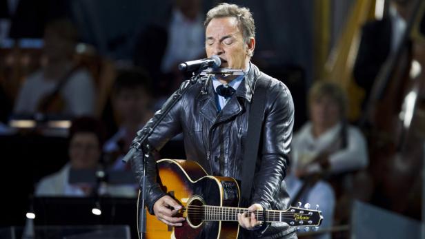 Im Rahmen der Gedenkfeier trat auch US-Musiker Bruce Springsteen in Oslo auf. Bruce Springsteen spielt Gitarre und Mundharmonika auf der Bühne.