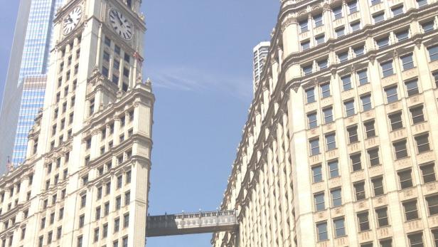 Die Gebäude des Wrigley Building in Chicago sind durch eine Brücke verbunden.