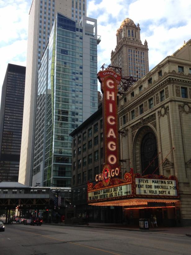 Das Chicago Theatre mit seiner leuchtenden Fassade und den umliegenden Wolkenkratzern.