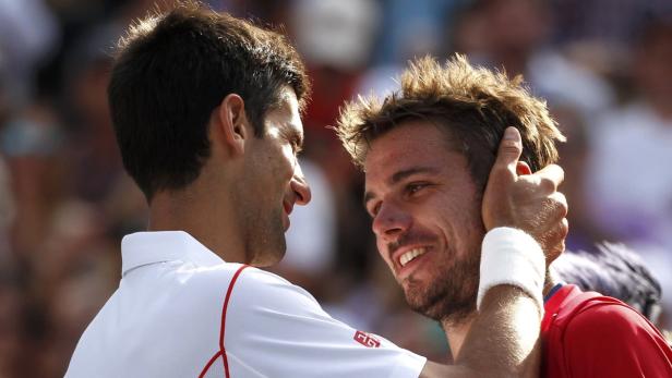 Djokovic (li.) hatte tröstende Worte für den Verlierer. Novak Đoković gratuliert Stan Wawrinka freundschaftlich.
