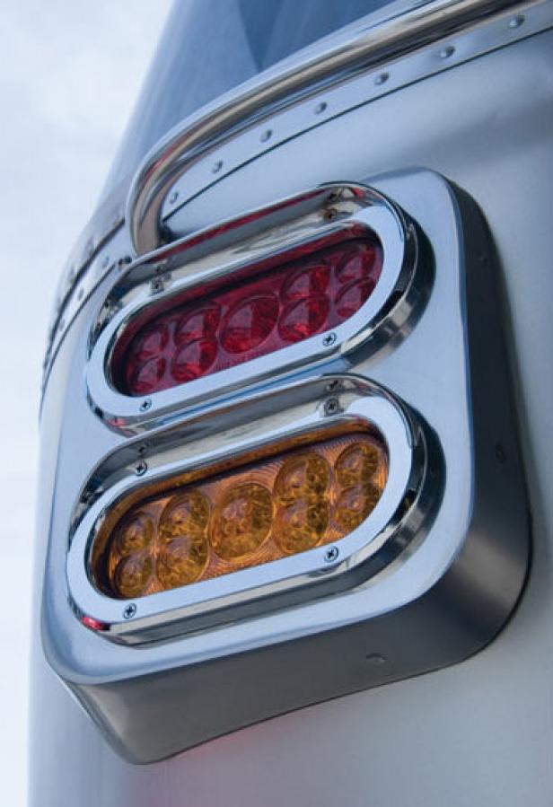 Nahaufnahme der Rückleuchten eines silbernen Fahrzeugs.