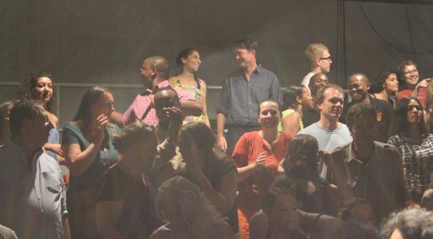 Ein Publikum applaudiert bei einer Veranstaltung.