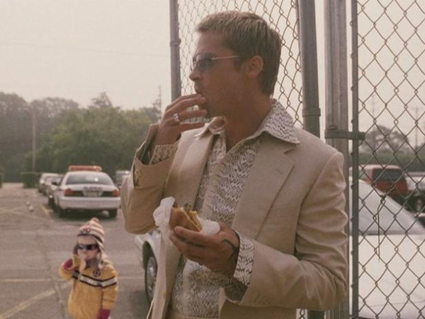 Brad Pitt isst in seiner Rolle als Earl McGraw in „Death Proof – Todsicher“ einen Burger.