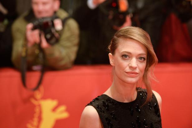 Johanna Wokalek auf dem roten Teppich bei einer Filmpremiere.