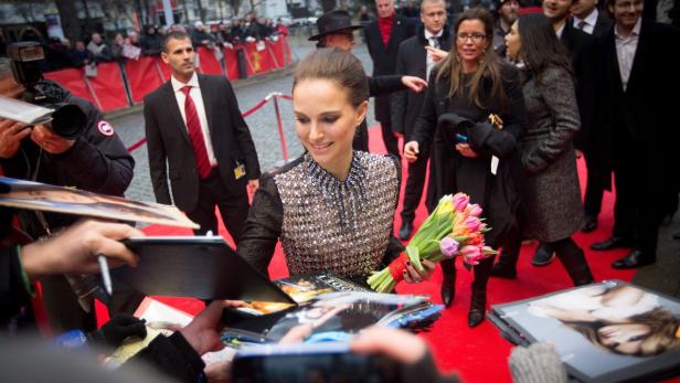 Natalie Portman signiert Autogramme auf dem roten Teppich.