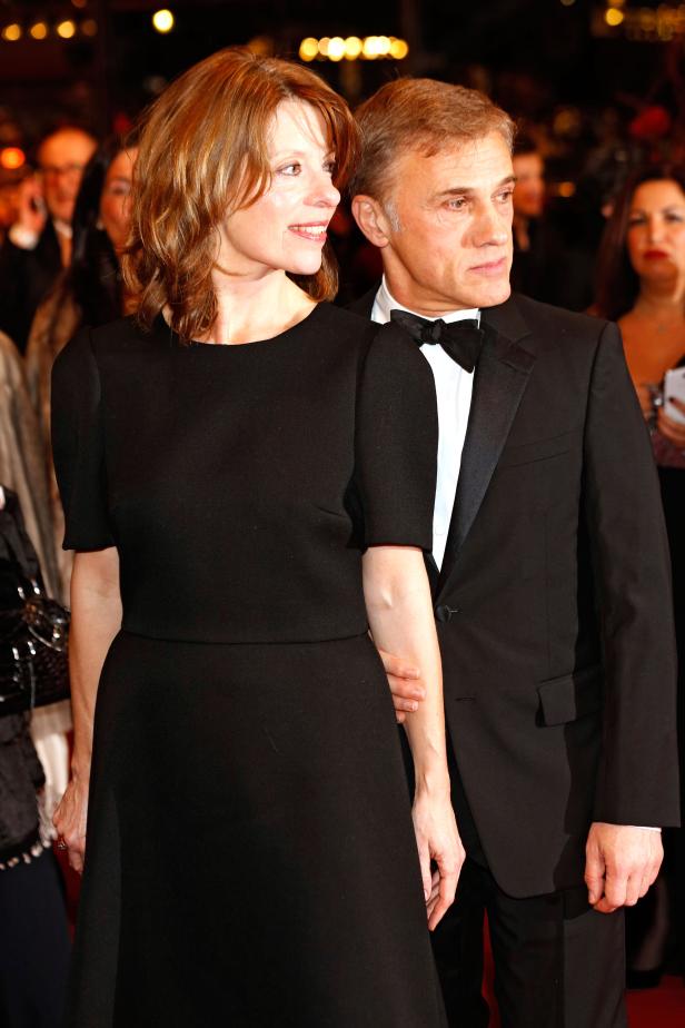 Christoph Waltz mit einer Frau auf dem roten Teppich.