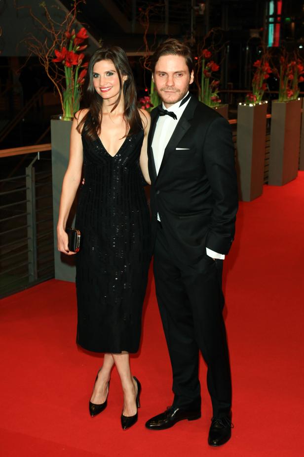 Daniel Brühl mit seiner Frau auf dem roten Teppich.