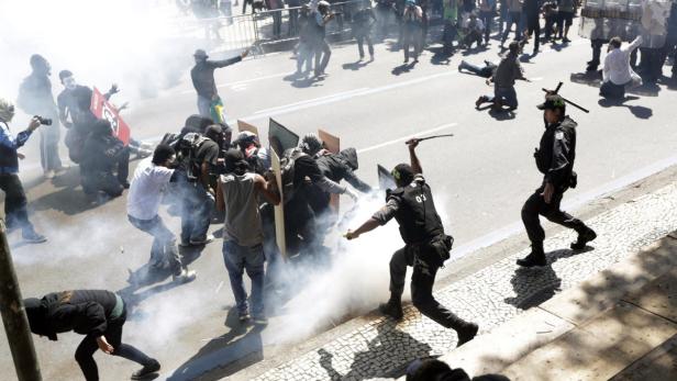 Bei einer Demonstration setzt die Polizei Tränengas gegen Demonstranten ein.