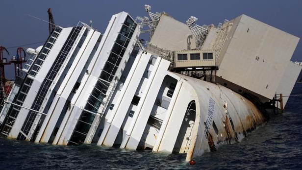 Die gekenterte Costa Concordia liegt im seichten Wasser.