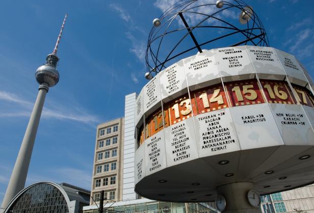 Der Berliner Fernsehturm und die Weltzeituhr auf dem Alexanderplatz.