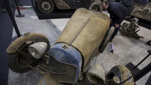 Ein verrosteter, blauer Sanford Oldtimer wird aus der Froschperspektive gezeigt.