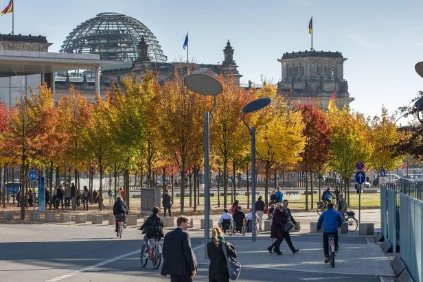 Blick auf den Reichstag und die Kuppel in Berlin im Herbst.