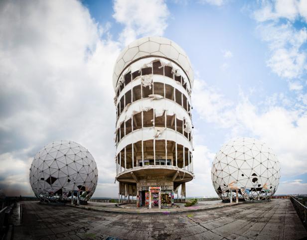 Der Teufelsberg in Berlin mit seiner markanten, verlassenen Abhörstation und den Radomen.