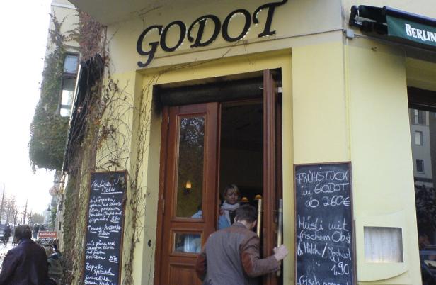 Ein Mann betritt das Restaurant „Godot“ in Berlin.