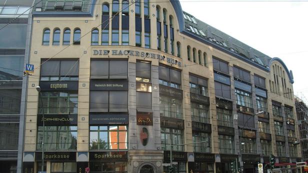 Die Fassade der Hackeschen Höfe in Berlin mit verschiedenen Geschäften und Büros.
