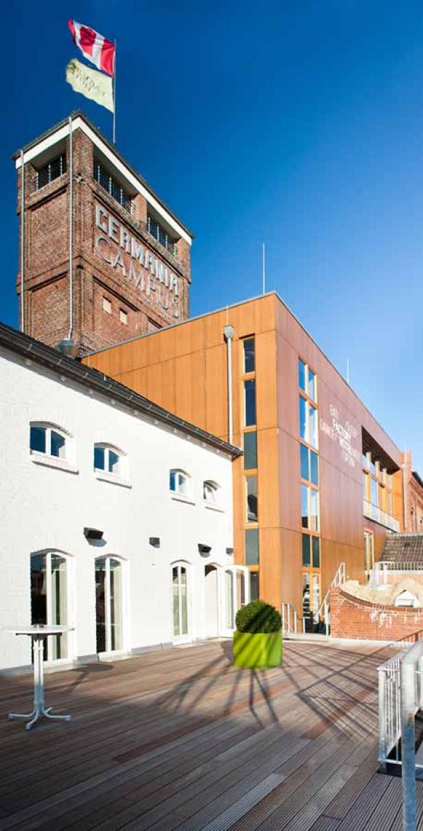 Der Germania Campus in Münster mit verschiedenen Gebäuden und einer Dachterrasse.