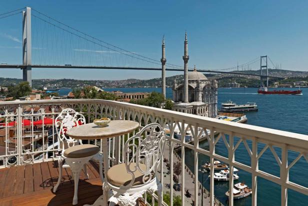 Blick von einem Balkon auf die Ortaköy-Moschee und die Bosporus-Brücke in Istanbul.