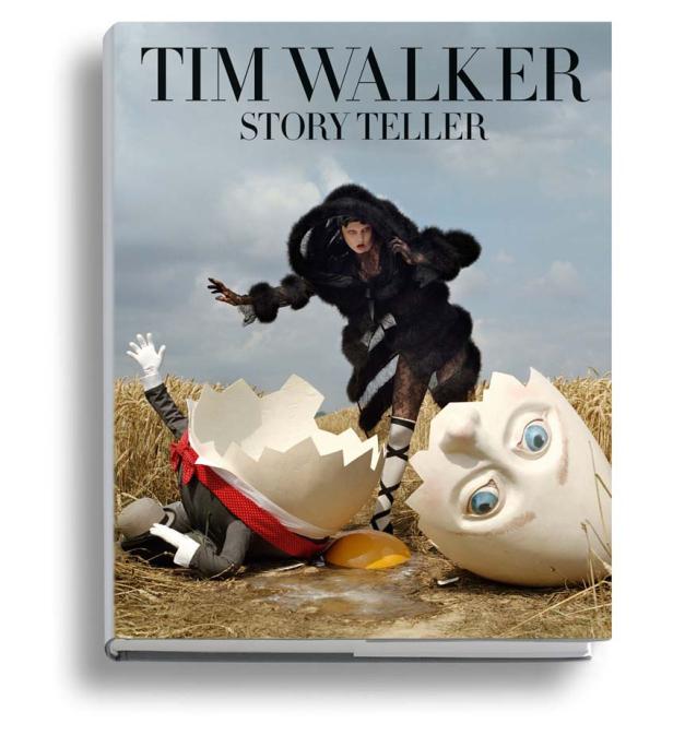 Das Cover des Buches „Tim Walker Story Teller“ zeigt eine surreale Szene mit einem zerbrochenen Ei und extravaganten Figuren.