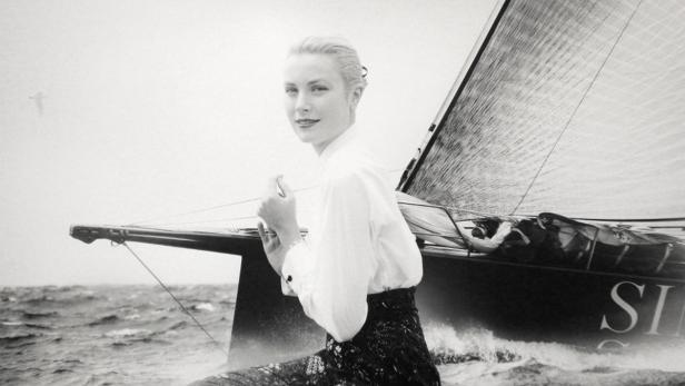 Grace Kelly auf einem Segelboot, möglicherweise während einer Dreharbeit.