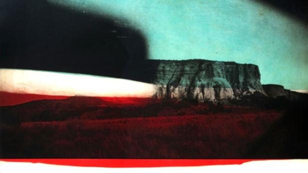 Eine abstrakte Landschaft mit einem Tafelberg unter einem türkisfarbenen Himmel.