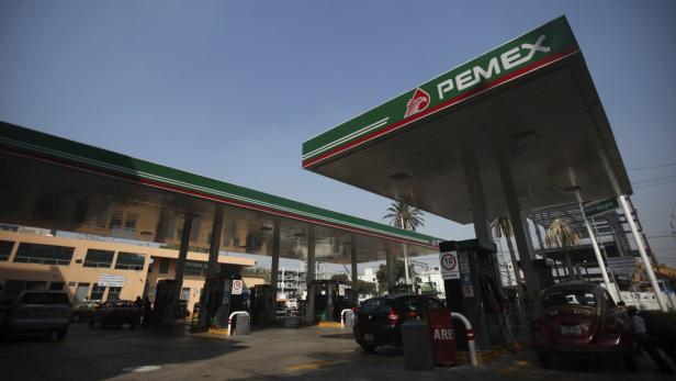 Pemex-Tankstelle Eine PEMEX-Tankstelle mit mehreren Zapfsäulen und wartenden Autos.