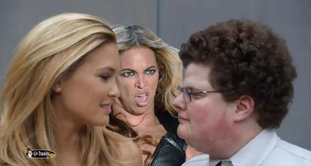 Beyoncé macht eine Grimasse zwischen einem Mann mit Brille und einer blonden Frau.