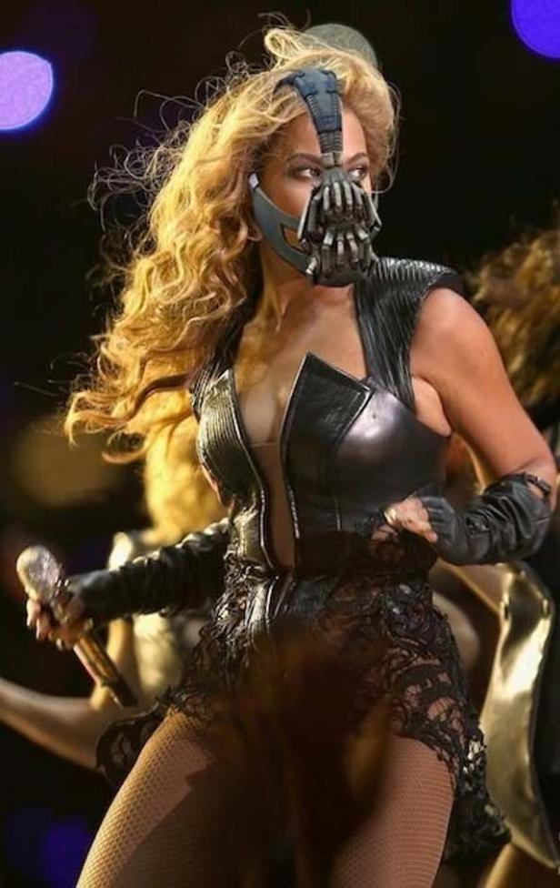 Beyoncé trägt eine Bane-Maske während eines Auftritts.