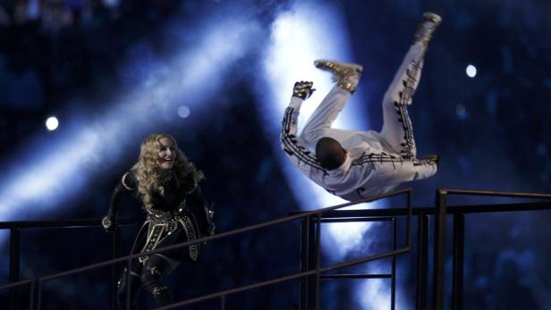Madonna tritt zusammen mit einem Tänzer während einer Bühnenperformance auf.