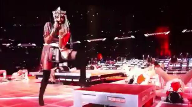 Rihanna tritt während der Halbzeitshow beim Super Bowl LVII auf.