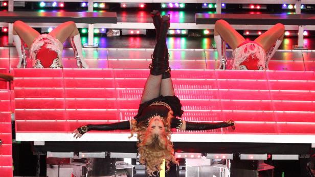 Madonna performt während der Halbzeitshow des Super Bowl XLVI kopfüber.