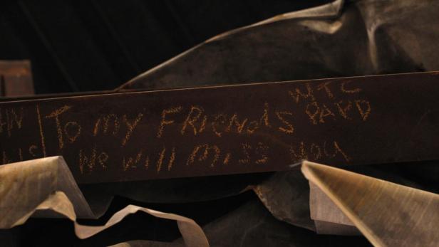 Ein Stahlträger mit der Aufschrift „To my Friends WTC Yard. We will miss you.“.