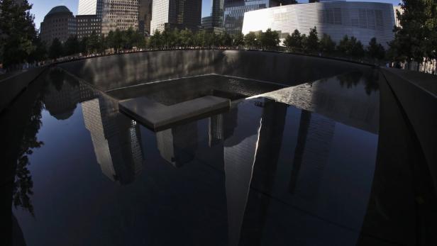 Das 9/11 Memorial mit den Spiegelungen der umliegenden Gebäude in den Becken.