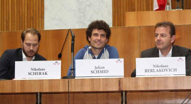 Nikolaus Scherak, Julian Schmid und Nikolaus Berlakovich sitzen an einem Tisch.
