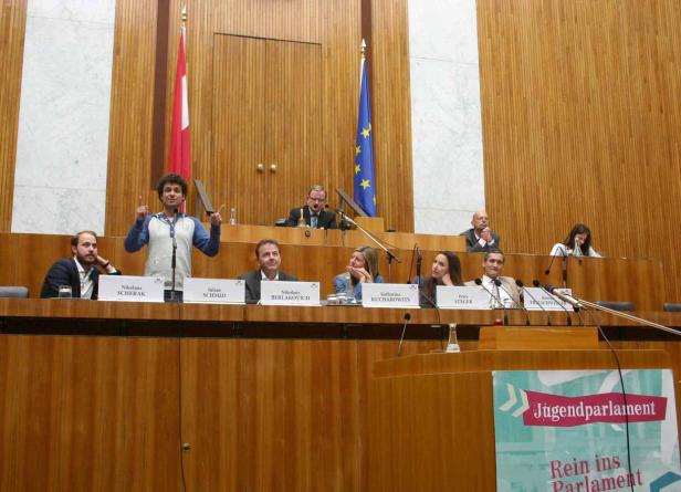 Jugendliche sitzen im österreichischen Parlament während einer Sitzung des Jugendparlaments.