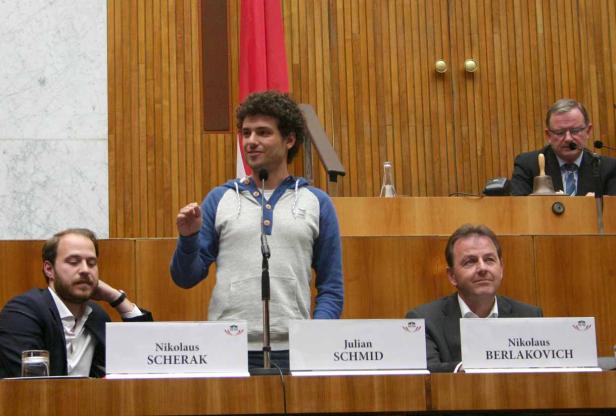 Julian Schmid spricht vor Nikolaus Scherak und Nikolaus Berlakovich.