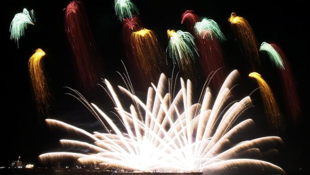 Mehrfarbiges Feuerwerk erhellt den Nachthimmel.