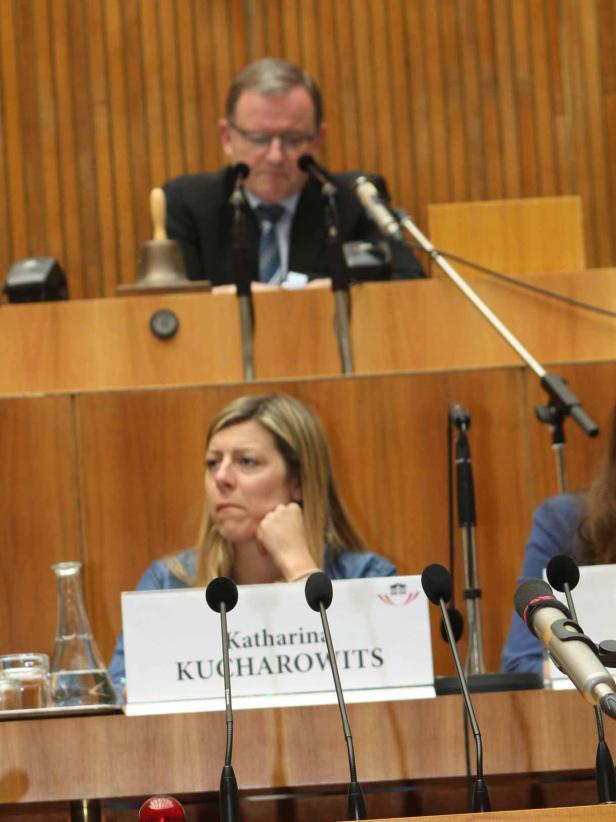 Katharina Kucharowits bei einer Sitzung mit einem Mann im Hintergrund.