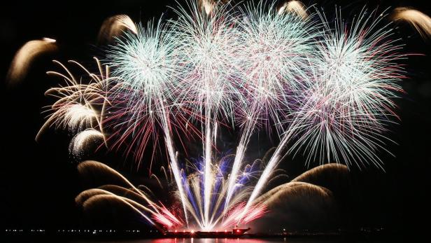 Ein farbenfrohes Feuerwerk erhellt den Nachthimmel.