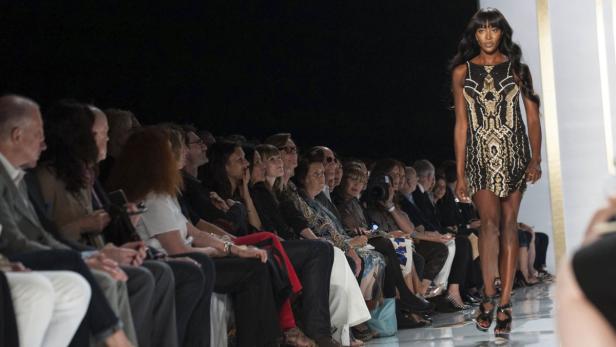 Naomi Campbell läuft auf einem Laufsteg während einer Modenschau.