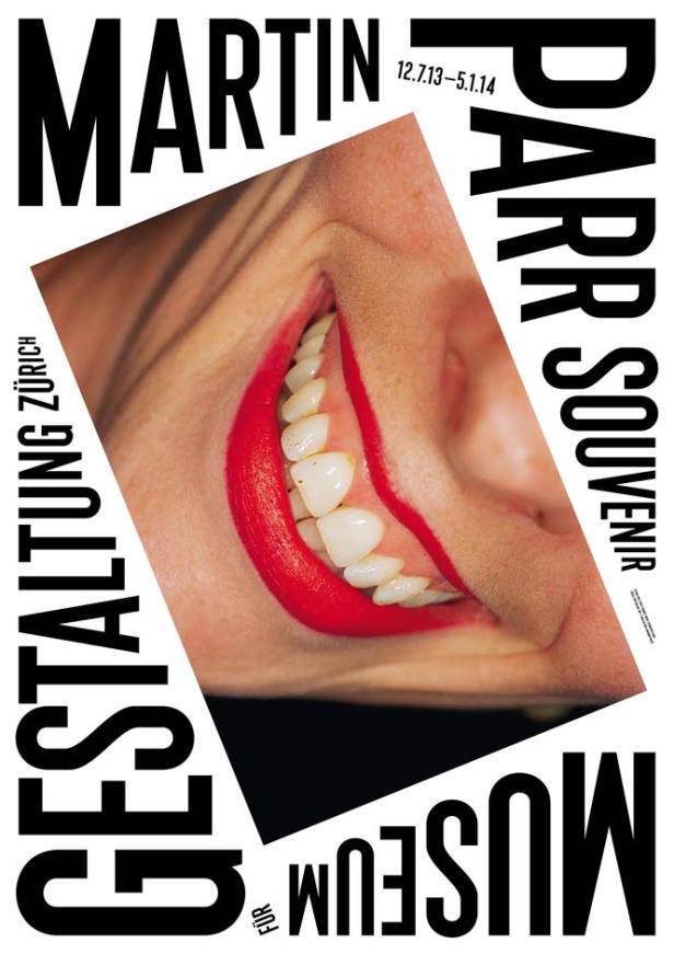 Ein Plakat für die Ausstellung „Martin Parr: Souvenir“ im Museum für Gestaltung Zürich.