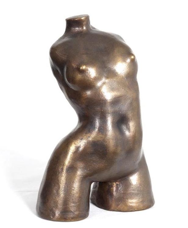 Eine bronzefarbene Skulptur eines weiblichen Torsos.