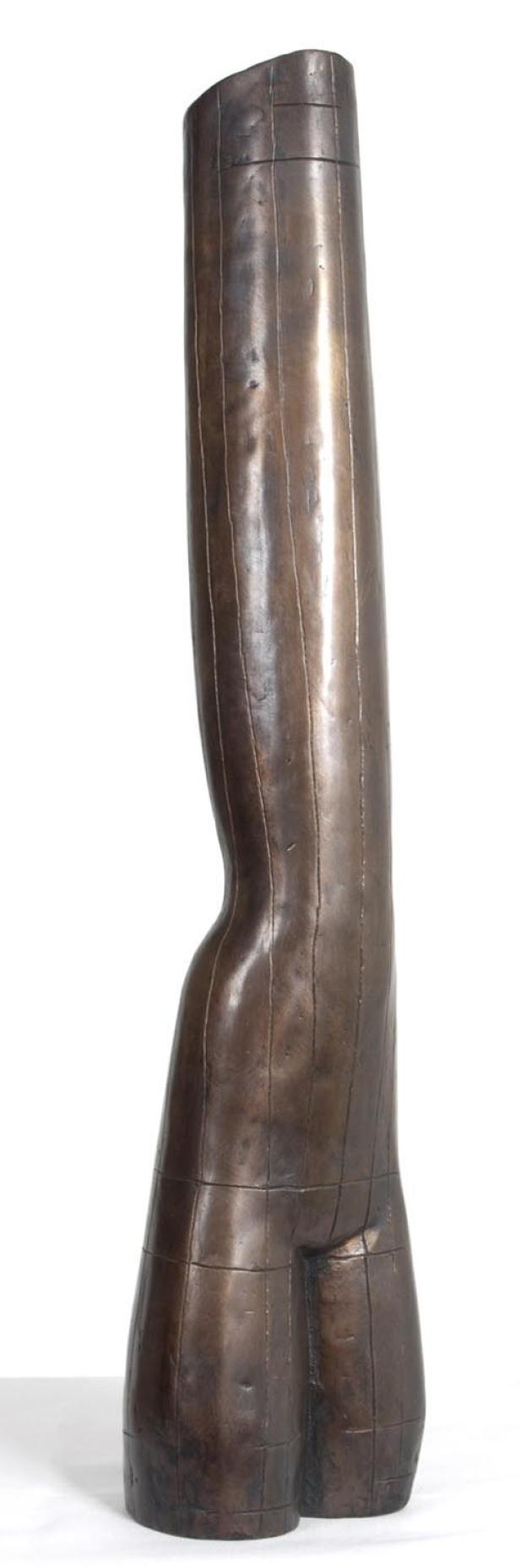 Eine abstrakte Bronzeskulptur einer stilisierten weiblichen Figur.