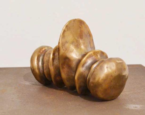 Eine abstrakte Bronzeskulptur mit organischen Formen auf einem Sockel.