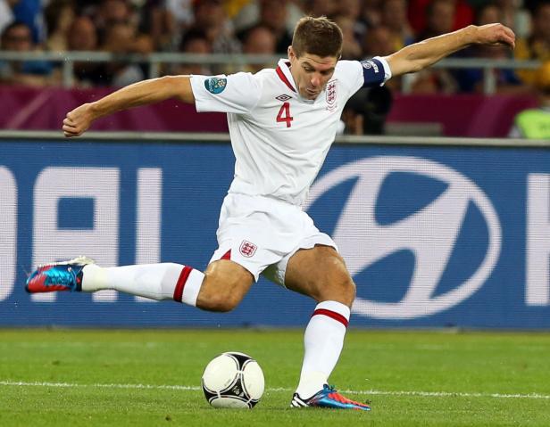 Steven Gerrard schießt den Ball während eines Fußballspiels.