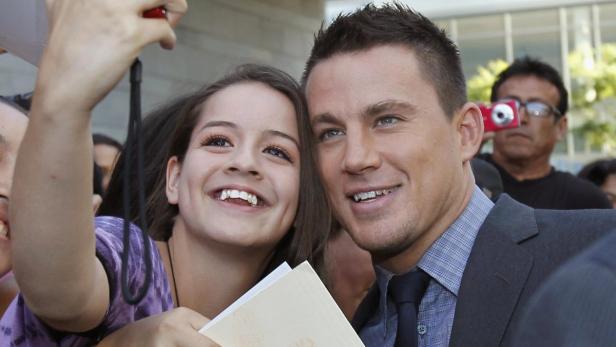 Ein junges Mädchen macht ein Selfie mit Channing Tatum.