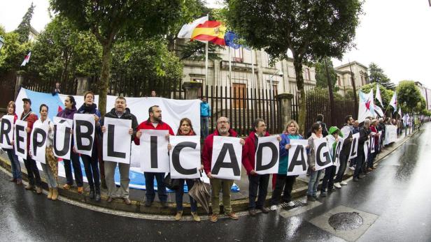 Eine Gruppe von Menschen demonstriert mit Schildern, die „República Galega“ ergeben.