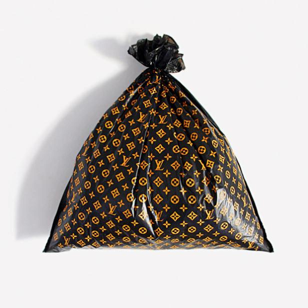 Ein Müllsack mit dem Muster des Luxuslabels Louis Vuitton vor einem weißen Hintergrund.